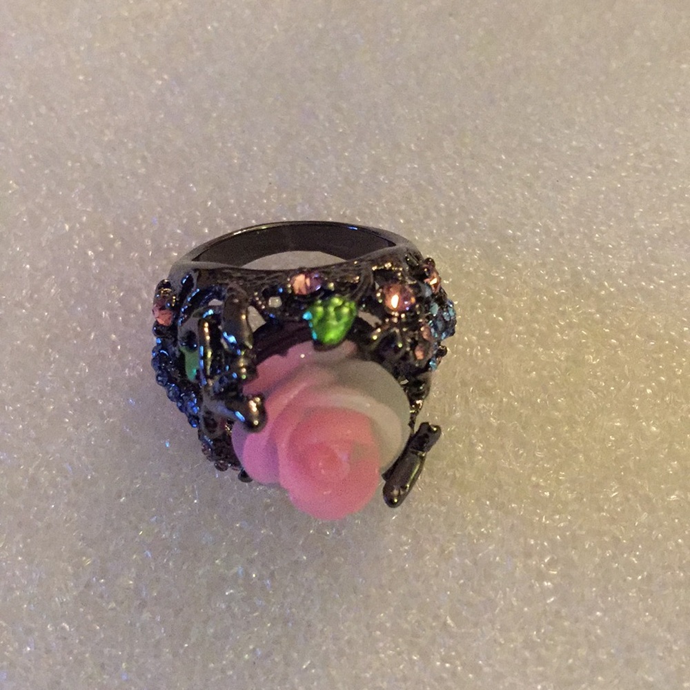 Engraved lucite flower enamel rhinestone ring